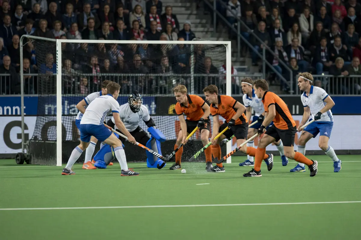 Spelers in actie tijdens een intensieve Hoofdklasse wedstrijd