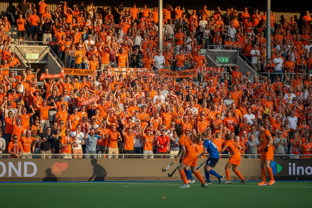 Supporters juichen tijdens een spannende play-off wedstrijd