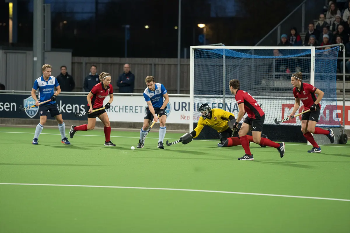 Hockeyspeler voert een strafcorner uit met teamgenoten in positie rond de cirkel